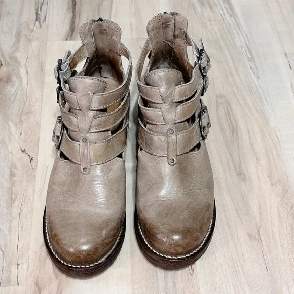 Dromedaris Kelsy short summer ankle boots in a pearl leather Size 38/8